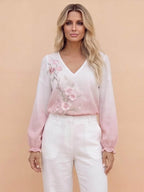 Damenbluse mit Blumenstickerei und V-Ausschnitt