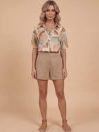 Damen-Kurzarmbluse mit abstraktem Print