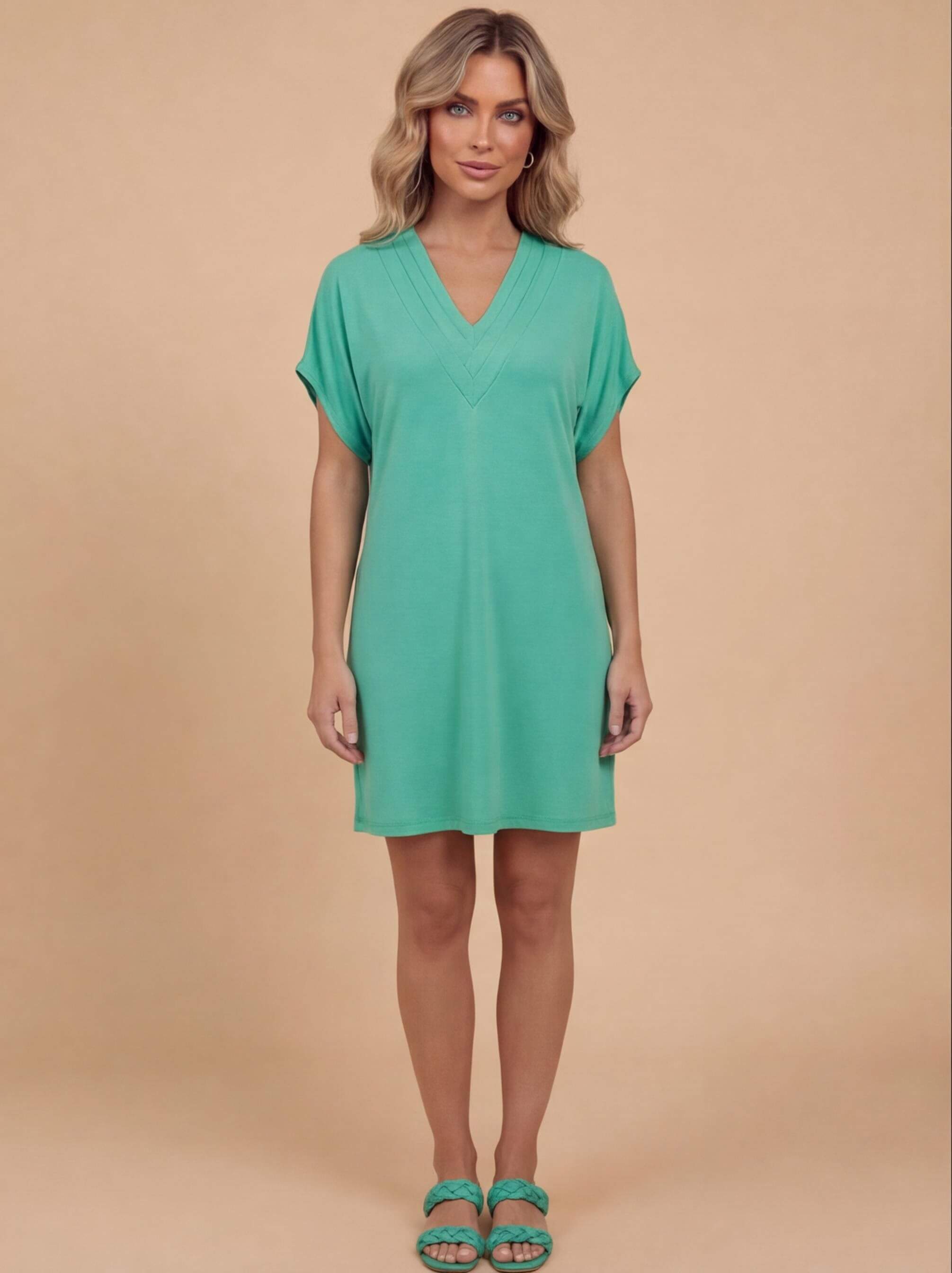 Elegantes Damenkleid mit V-Ausschnitt und kaschierender Passform