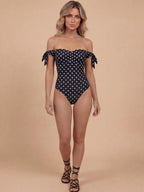 Damen-Badeanzug mit Carmen-Ausschnitt und Punkte-Print