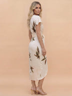 Damen-Wickelkleid mit Blättermuster und Bindegürtel