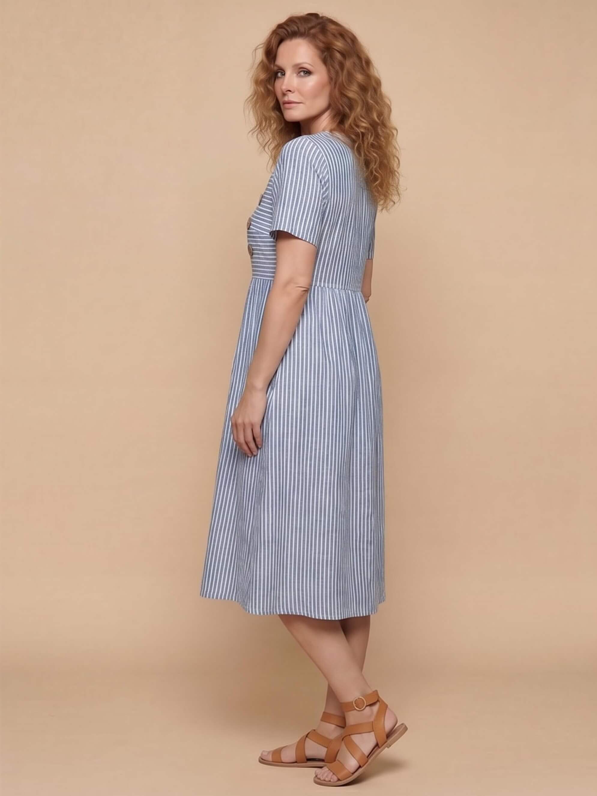 Gestreiftes Midikleid mit Knopfdetails