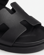 Damen Slide-Sandalen mit breitem Riemen und gepolstertem Fußbett