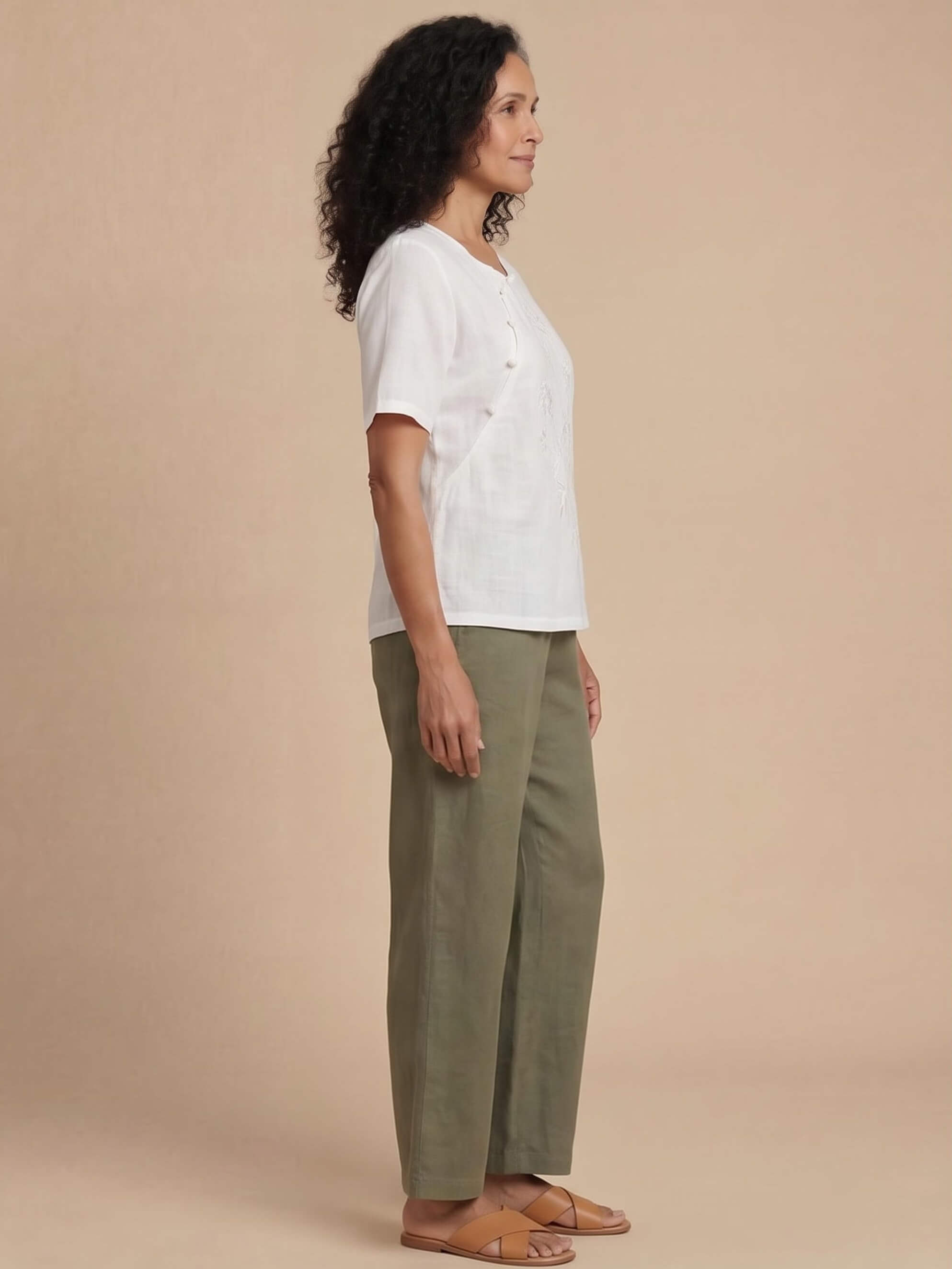 Damenbluse mit Stickerei und asymmetrischen Knopfdetails