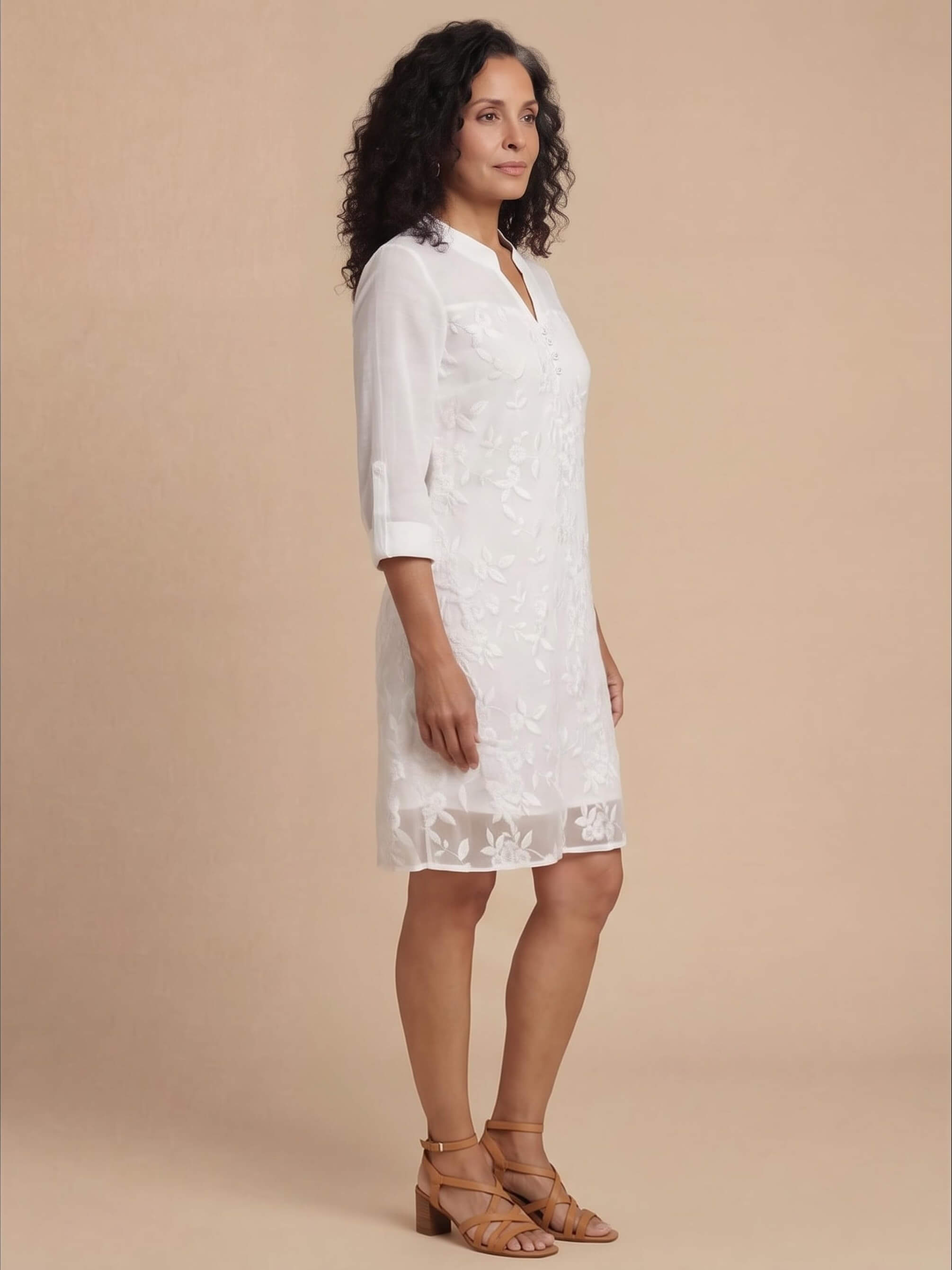 Damen-Minikleid mit Stickerei und transparentem Saum