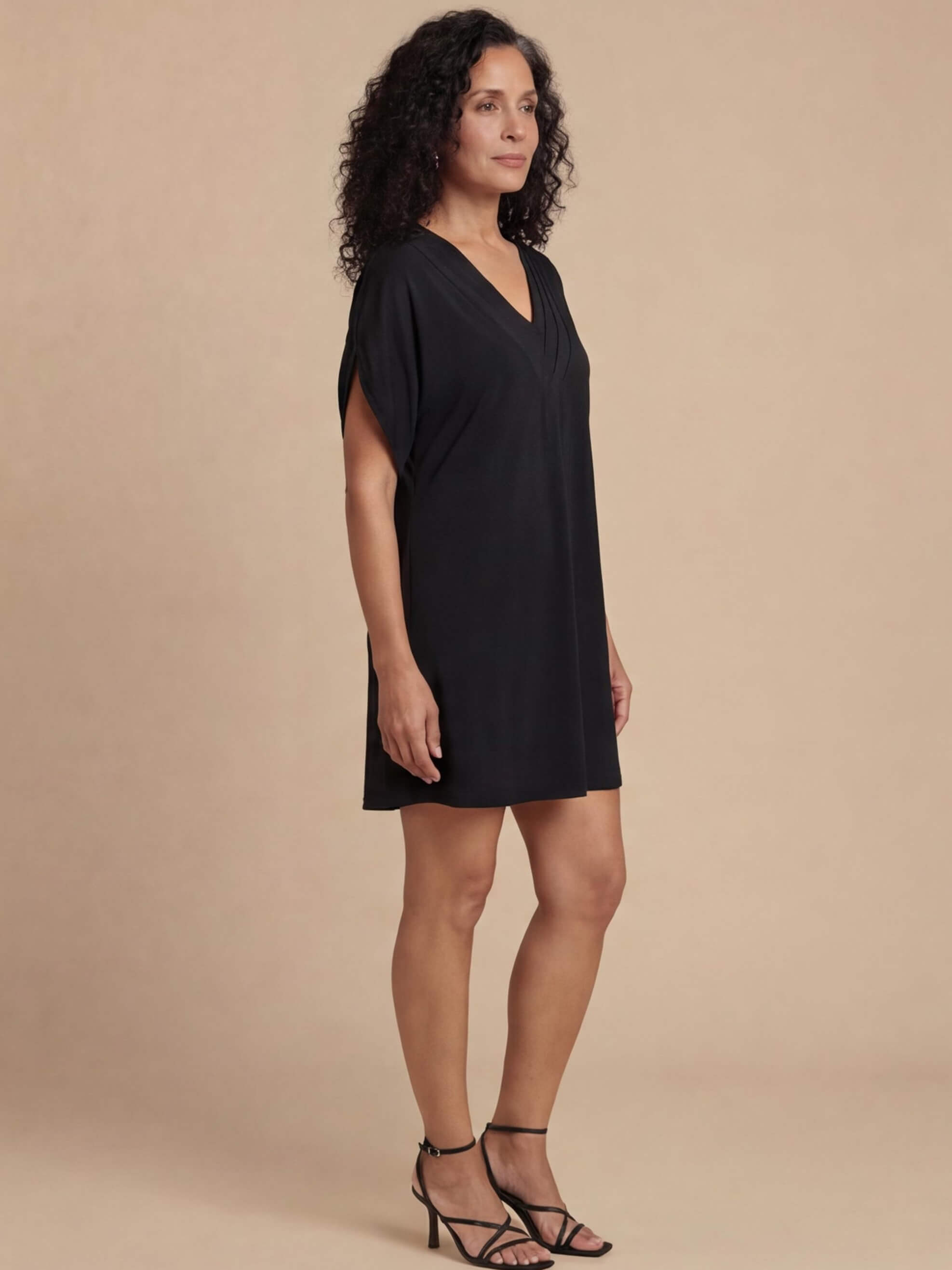 Elegantes Damenkleid mit V-Ausschnitt – Figurumschmeichelnd & Zeitlos