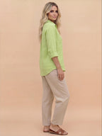 Damenbluse mit Kragen und Knopfdetails