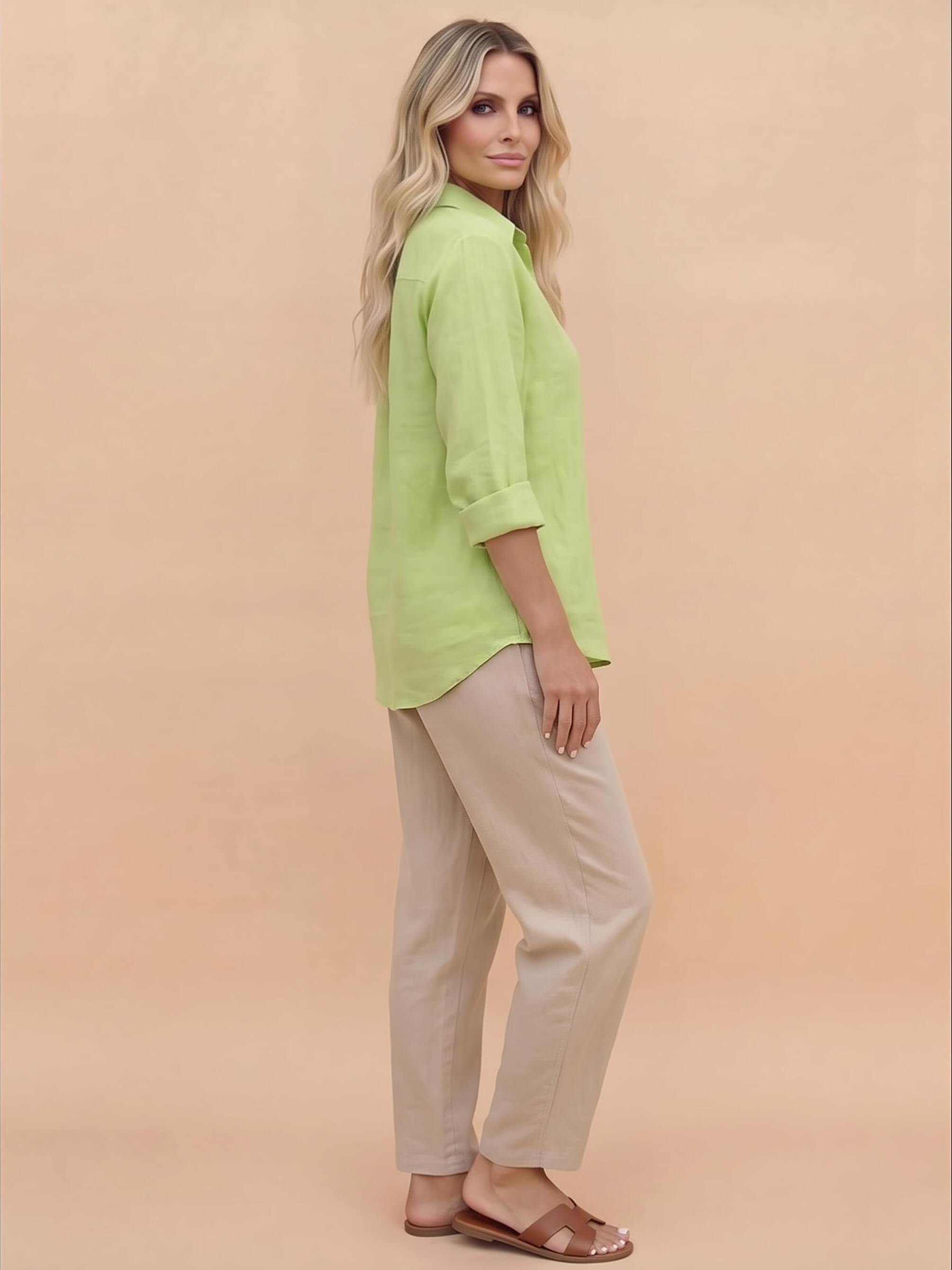 Damenbluse mit Kragen und Knopfdetails