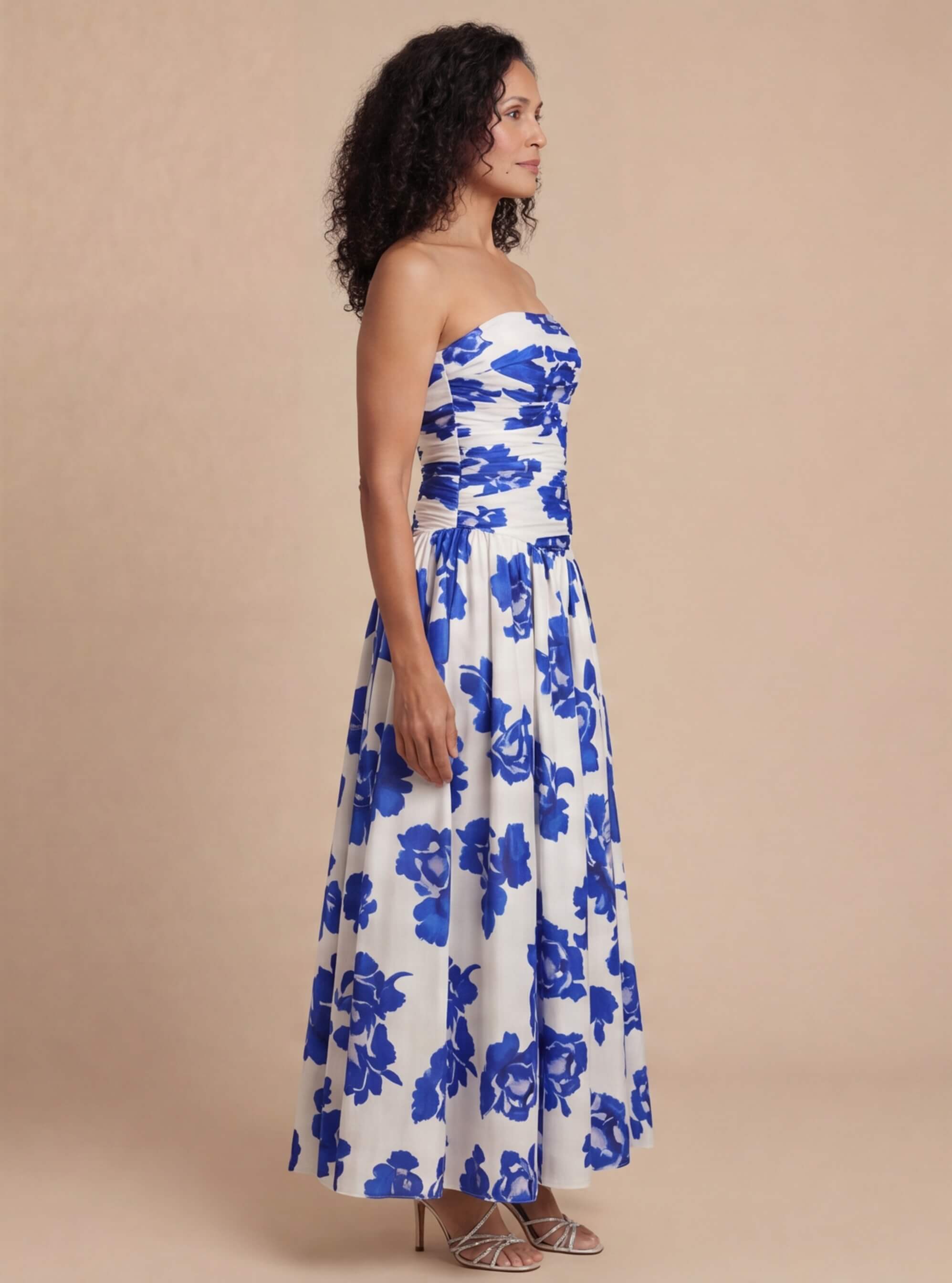 Damen Trägerloses Florales Maxikleid – Eleganz in Bewegung