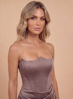 Damen Maxikleid aus Satin – Trägerloses Korsett Design & Glamouröse Silhouette