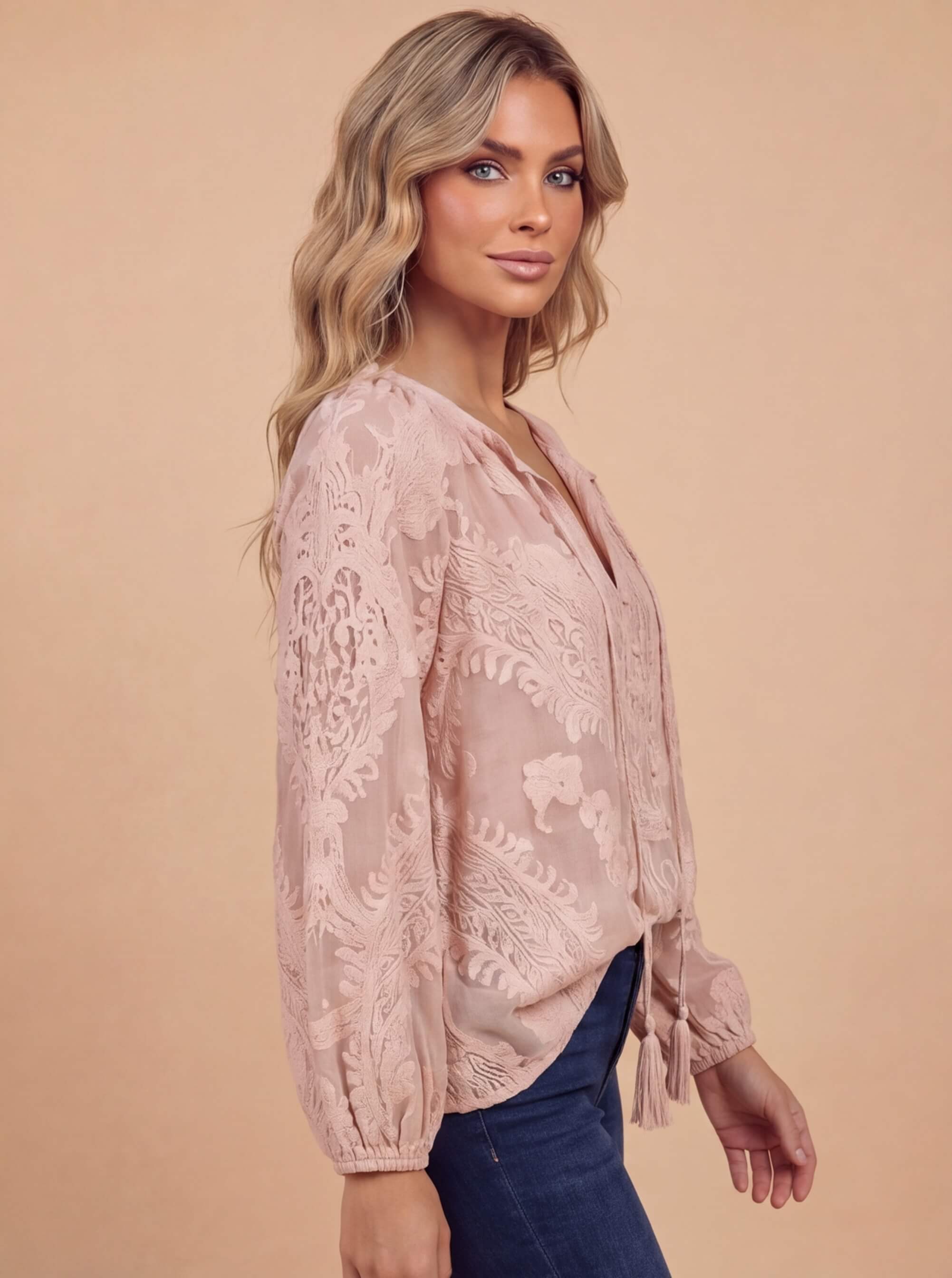 Boho Damenbluse mit Spitze und Schlitz-Ausschnitt – Leicht & Feminin