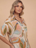 Damen-Kurzarmbluse mit abstraktem Print