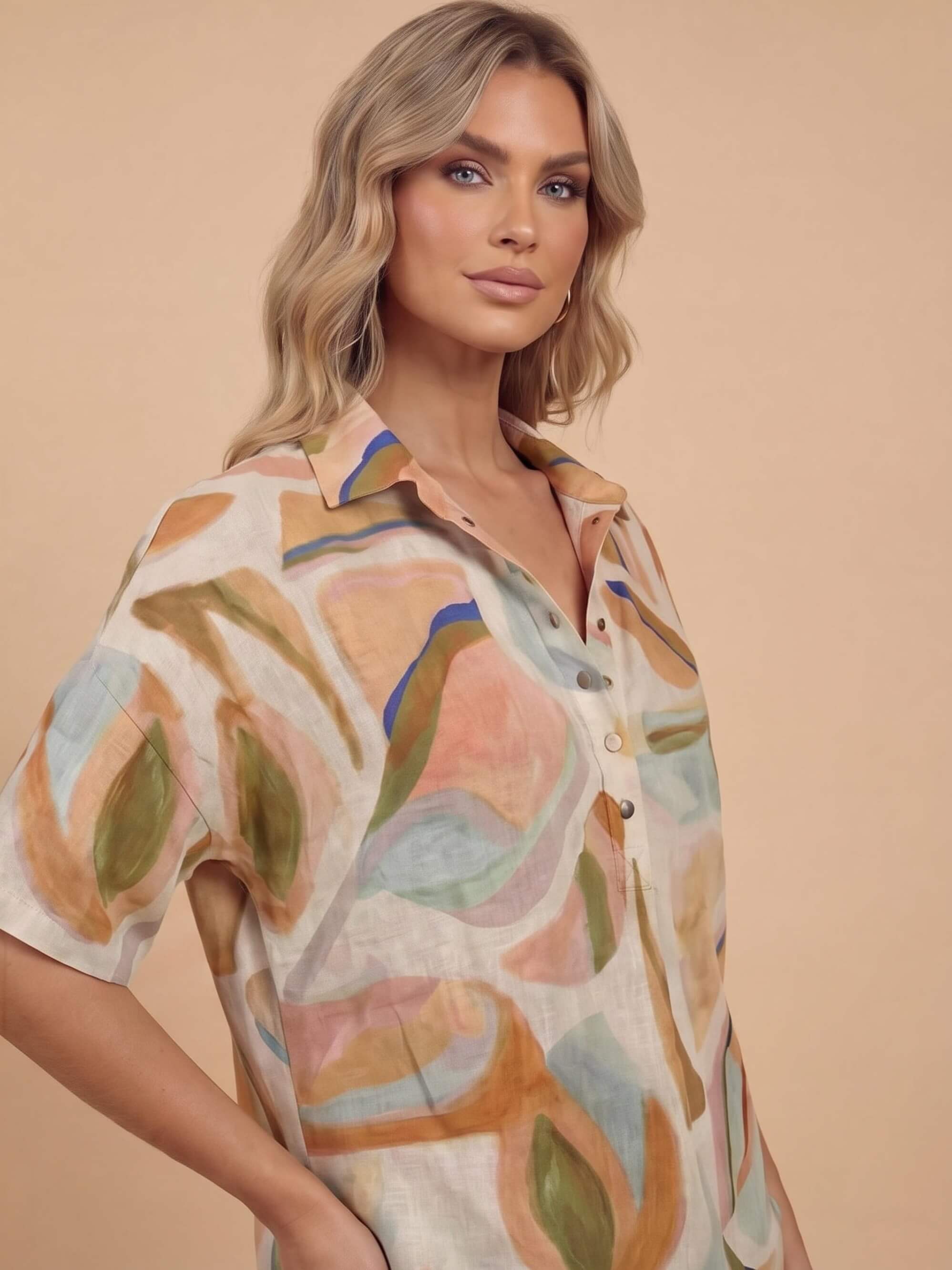 Damen-Kurzarmbluse mit abstraktem Print