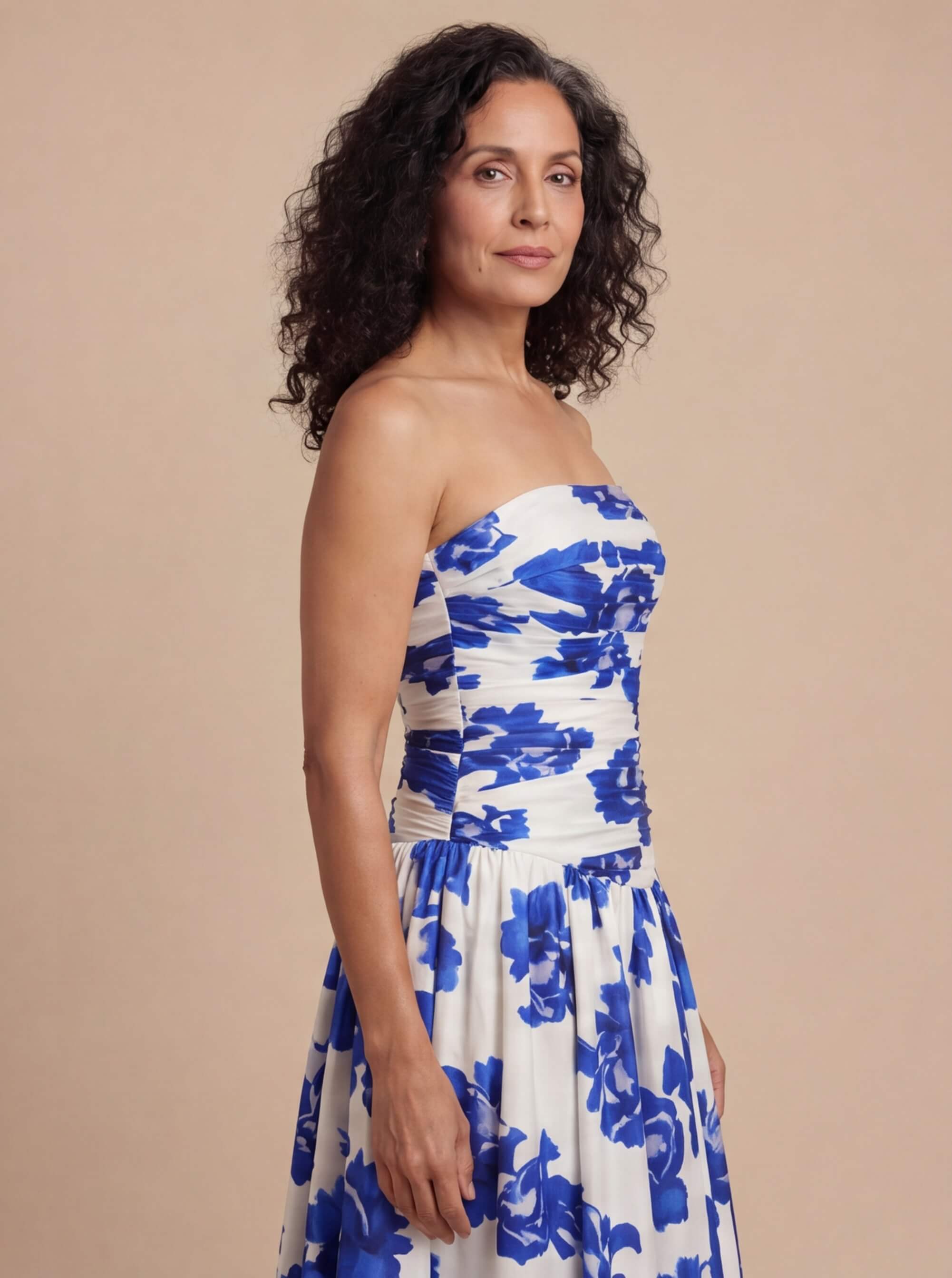 Damen Trägerloses Florales Maxikleid – Eleganz in Bewegung