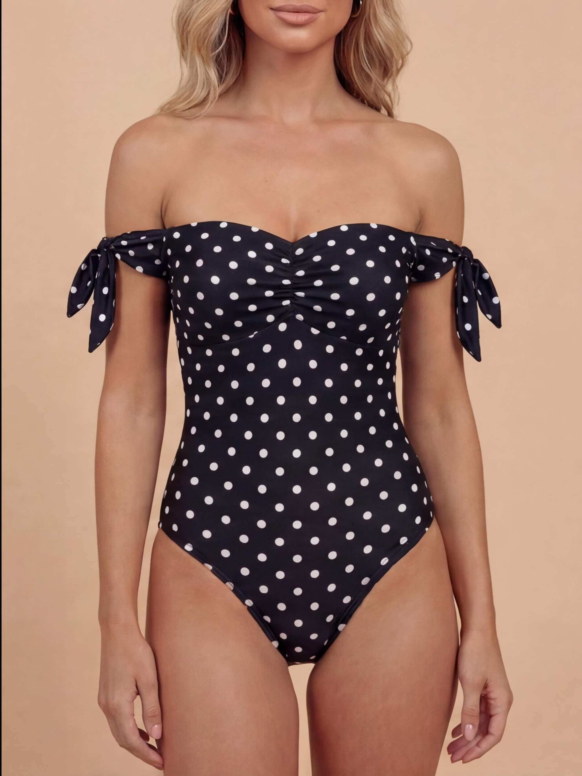 Damen-Badeanzug mit Carmen-Ausschnitt und Punkte-Print
