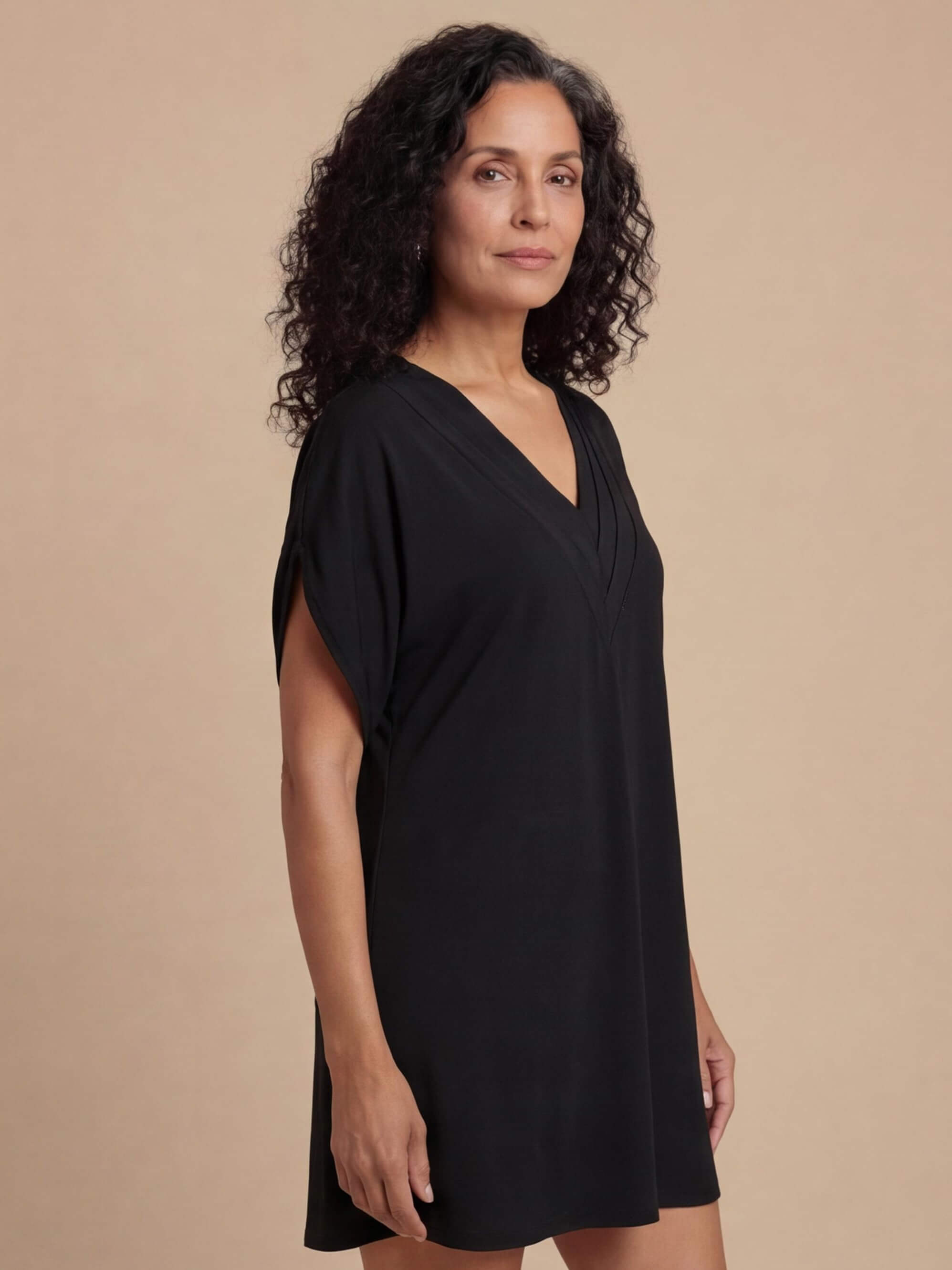 Elegantes Damenkleid mit V-Ausschnitt – Figurumschmeichelnd & Zeitlos