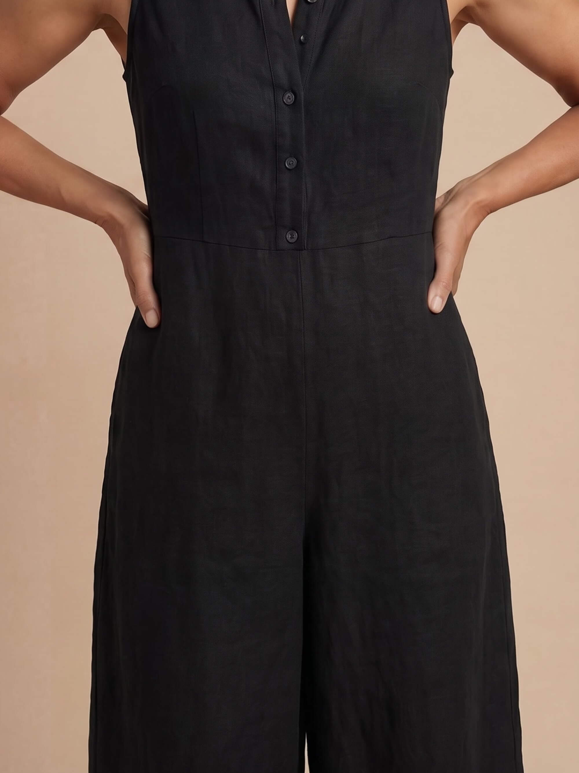 Ärmelloser Damen-Jumpsuit mit Knopfleiste und weitem Bein