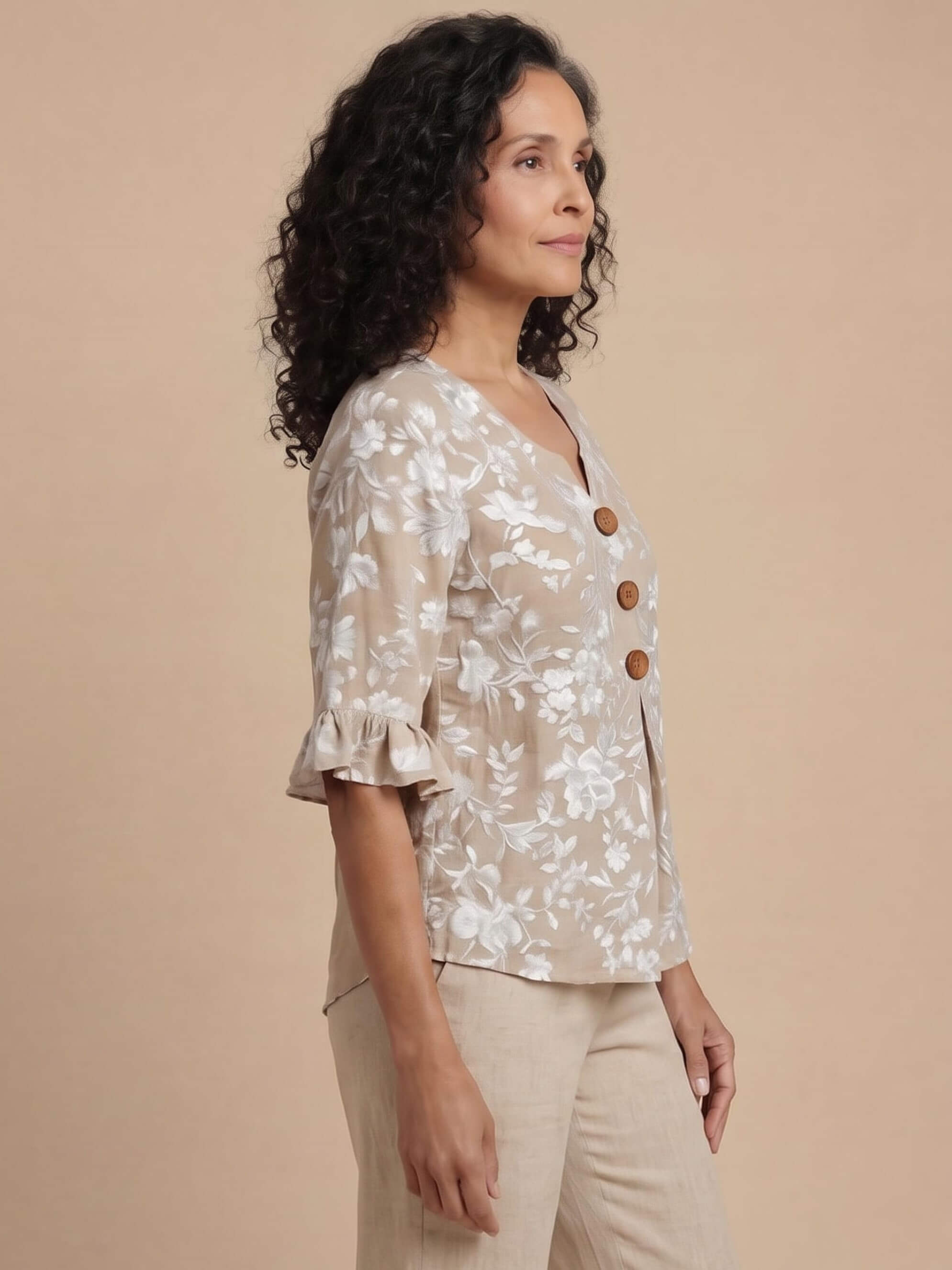Damenbluse mit Blumenmuster, Knopfleiste und Rüschenärmeln