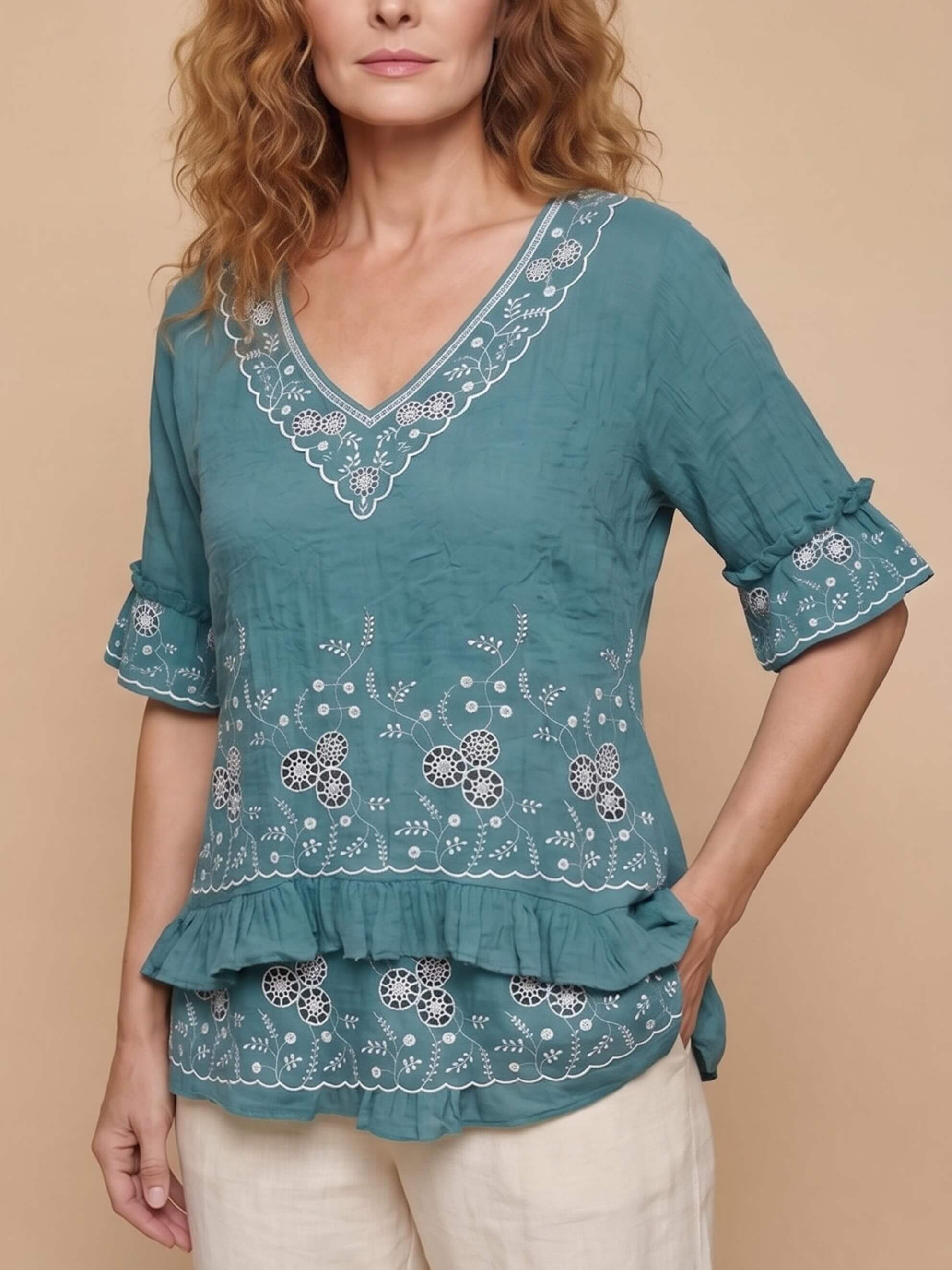 Damenbluse mit Stickerei und Rüschensaum