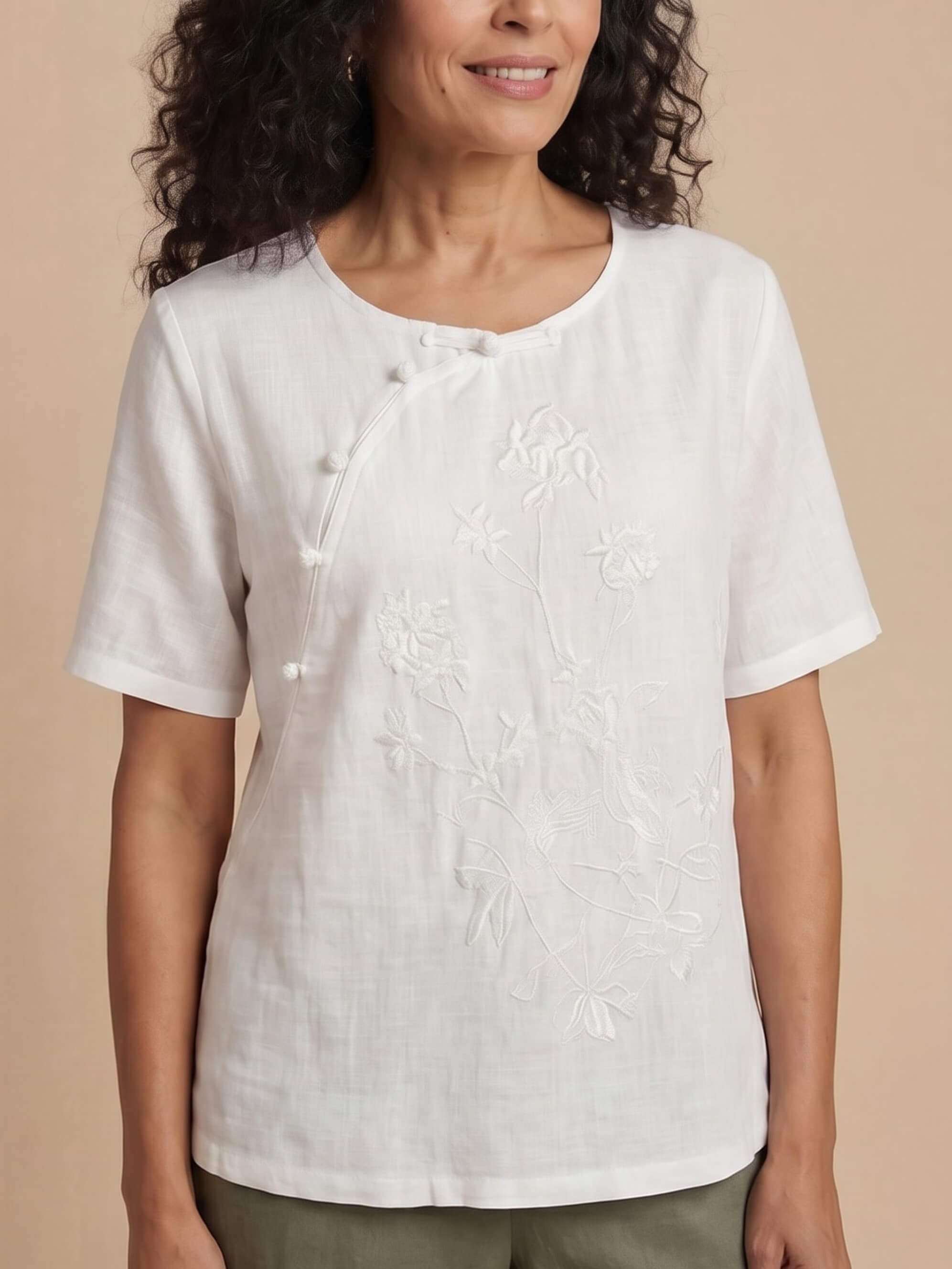 Damenbluse mit Stickerei und asymmetrischen Knopfdetails