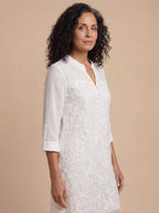 Damen-Minikleid mit Stickerei und transparentem Saum