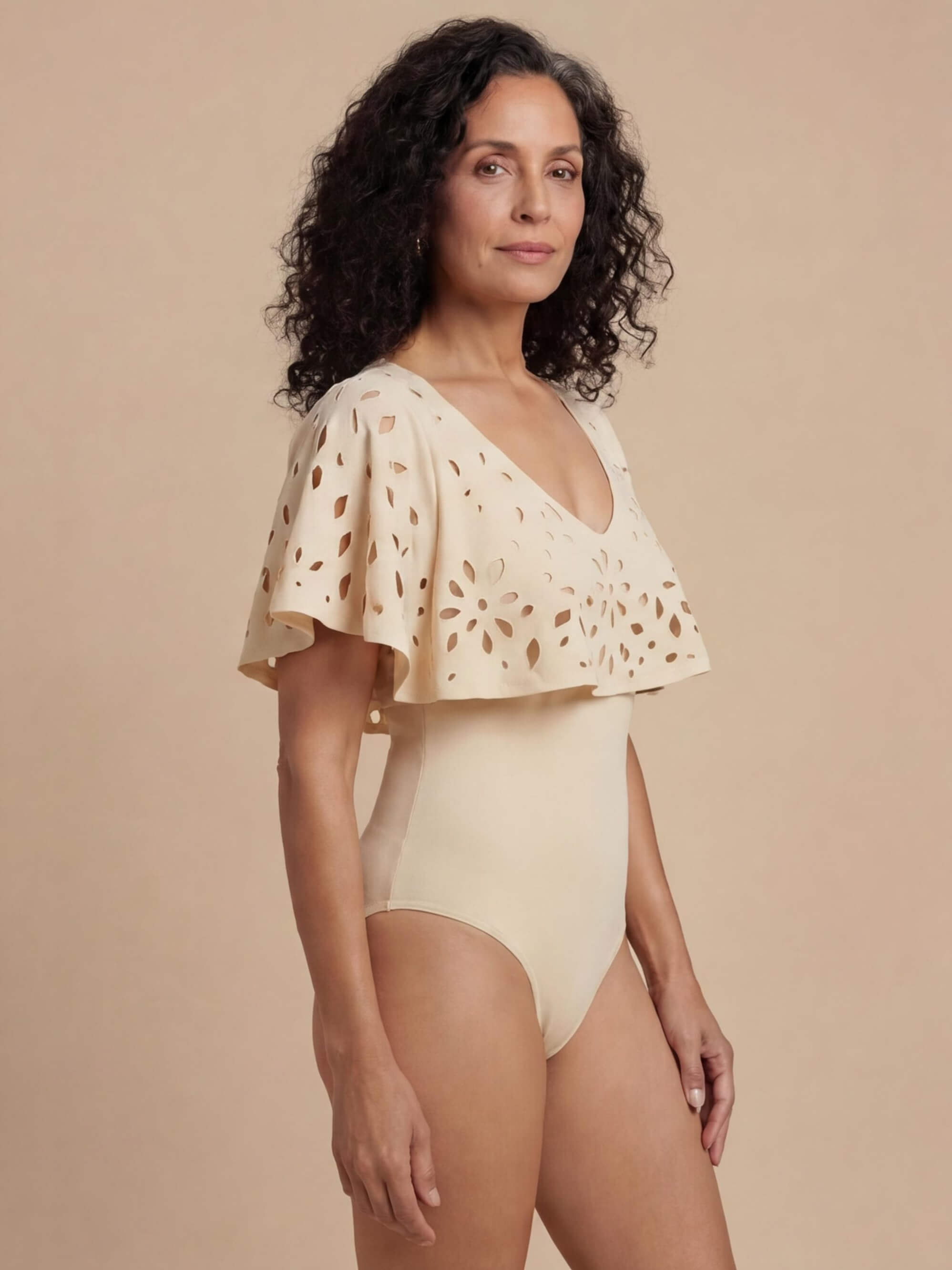 Damen-Badeanzug mit Rüschen-Cape und Cut-out-Detail