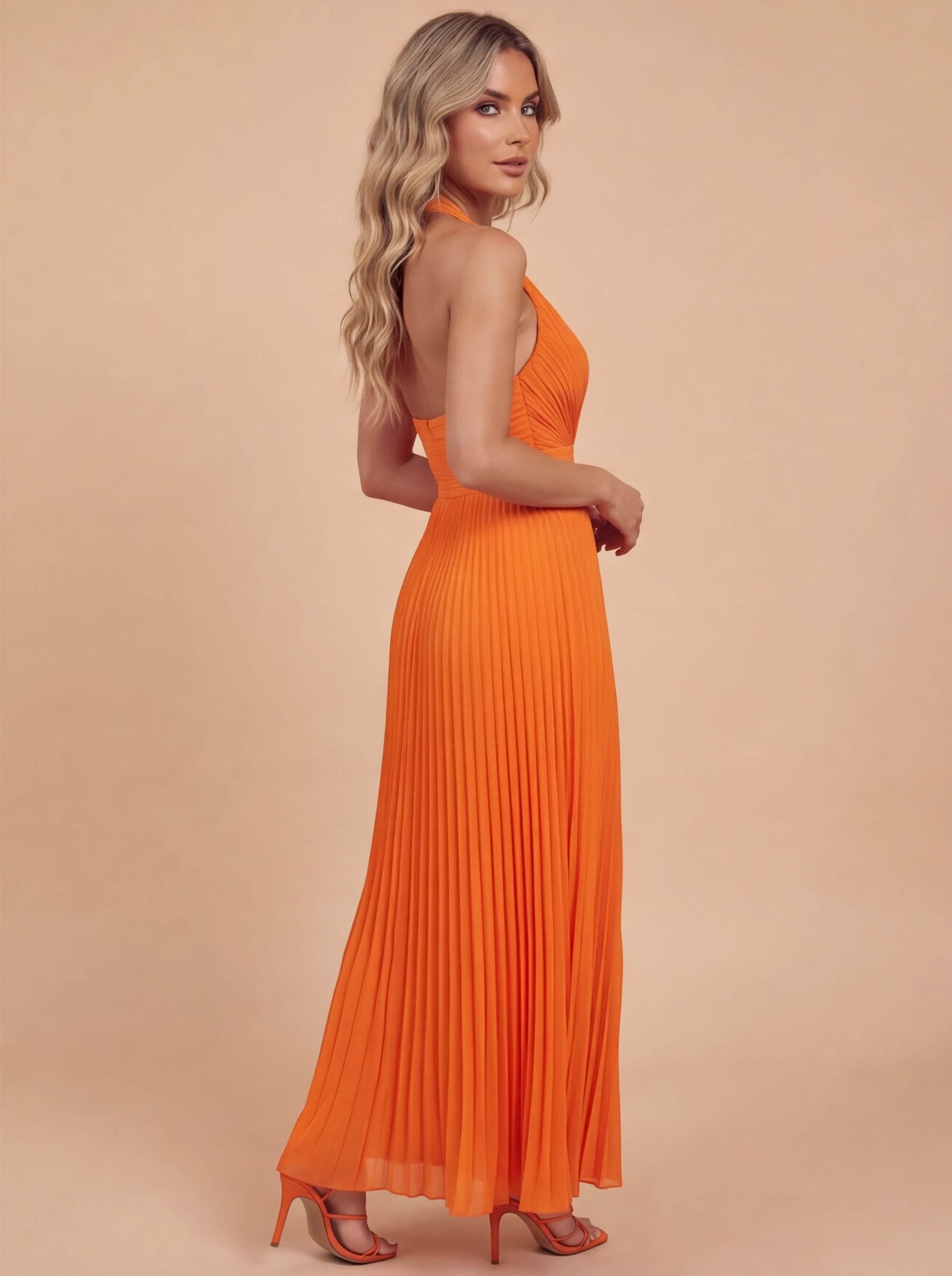 Vestido maxi plisado elegante con cuello halter
