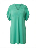 Elegantes Damenkleid mit V-Ausschnitt und kaschierender Passform