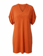 Elegantes Damenkleid mit V-Ausschnitt und kaschierender Passform