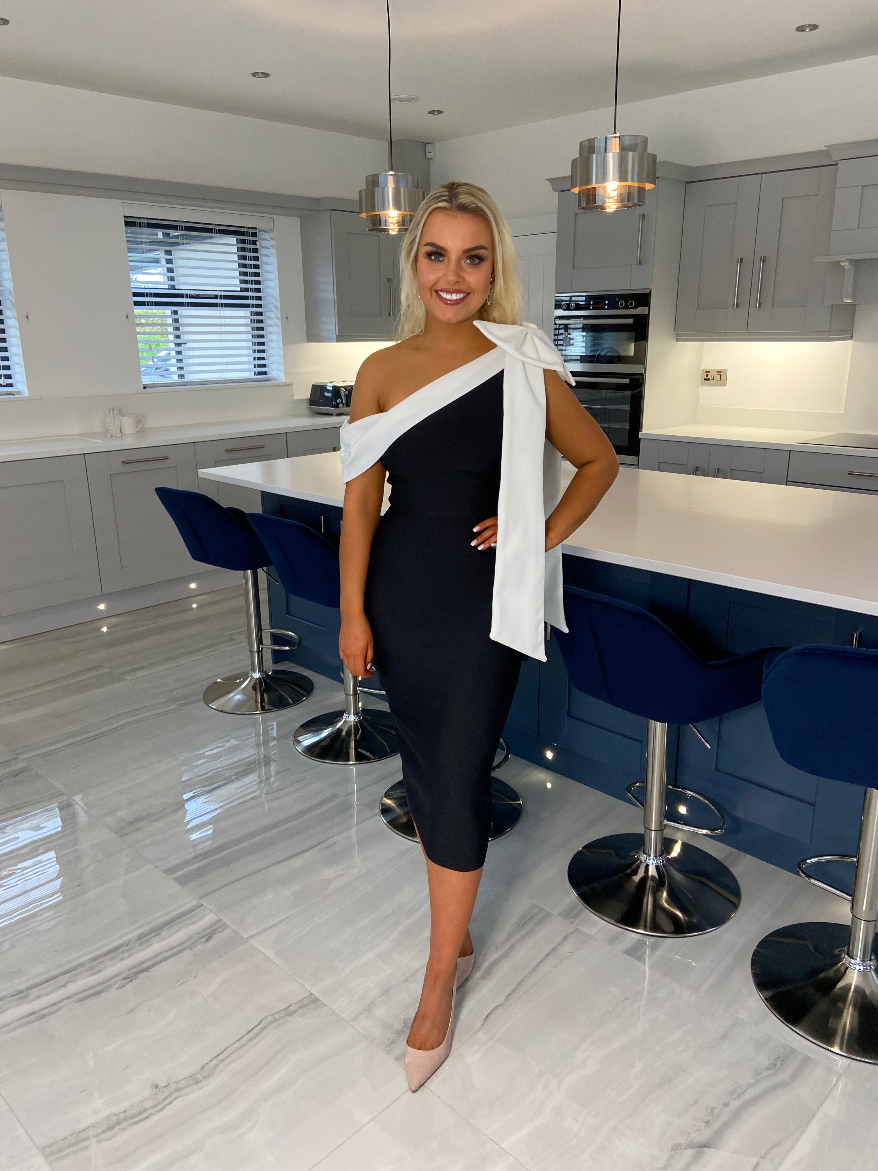 Adele Bandagekleid mit Schulter-Schleife – Monochrom