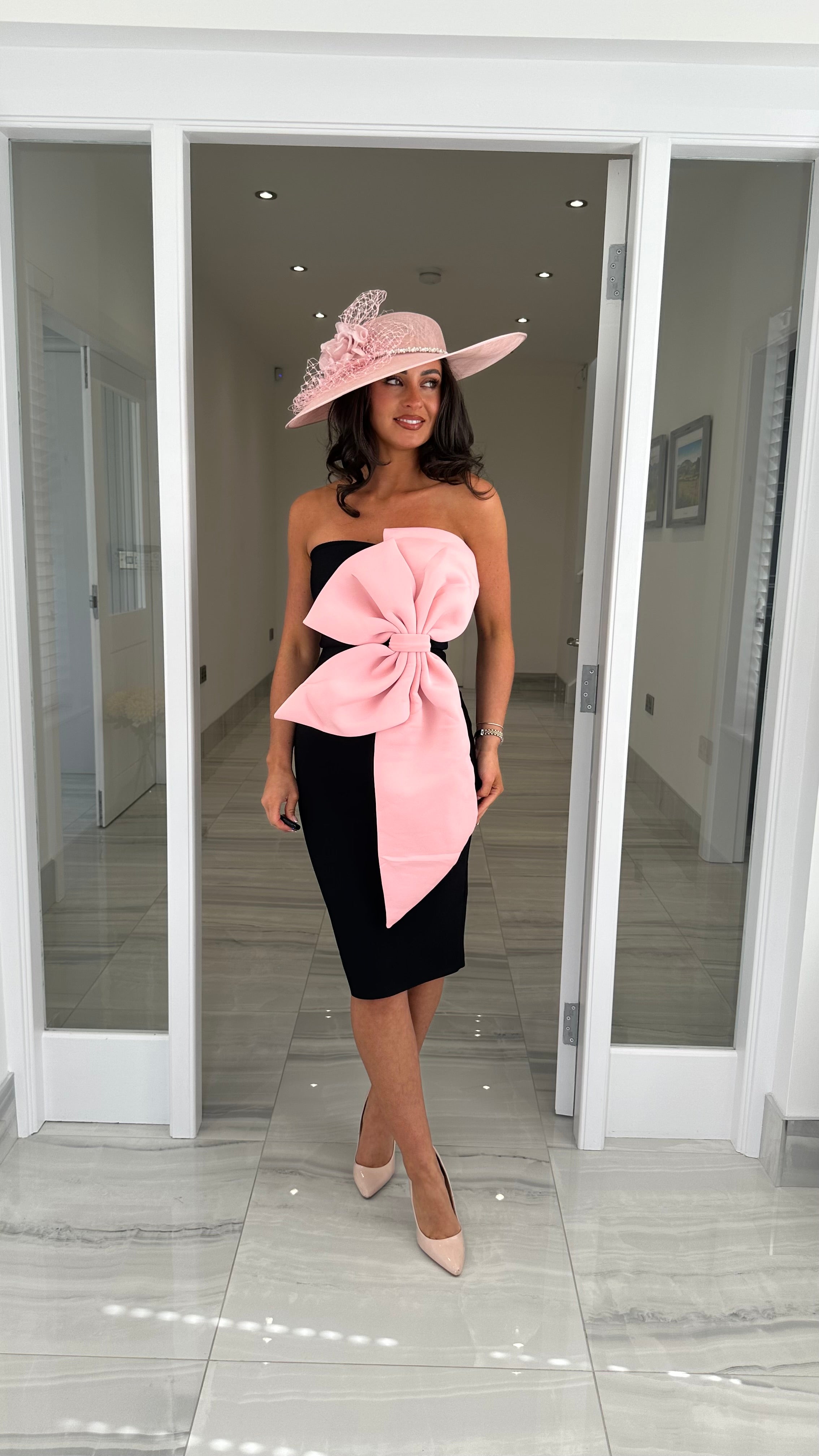 Amara Schulterfreies Bandagekleid – Schwarz/Pink Schleife