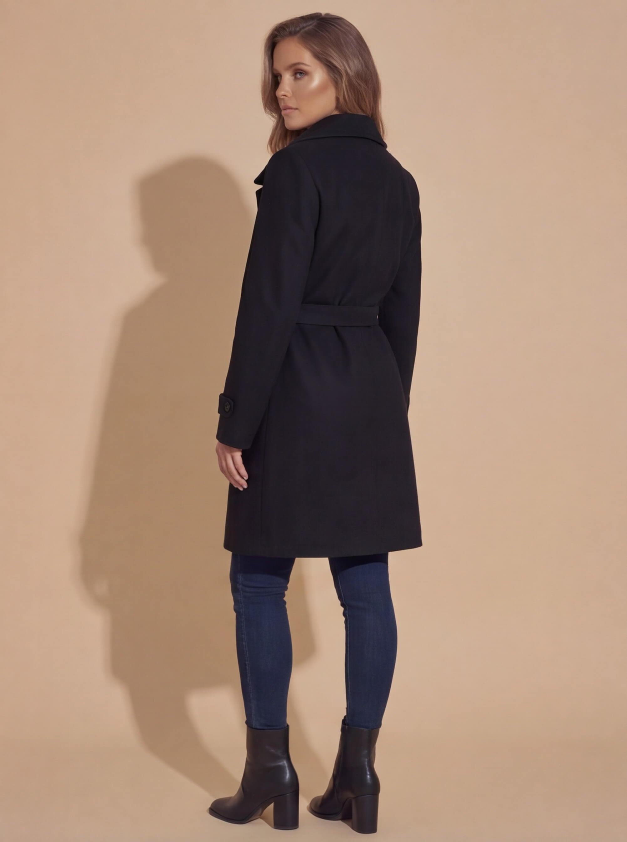 Damenmantel – Elegant, Warm & Figurbetont