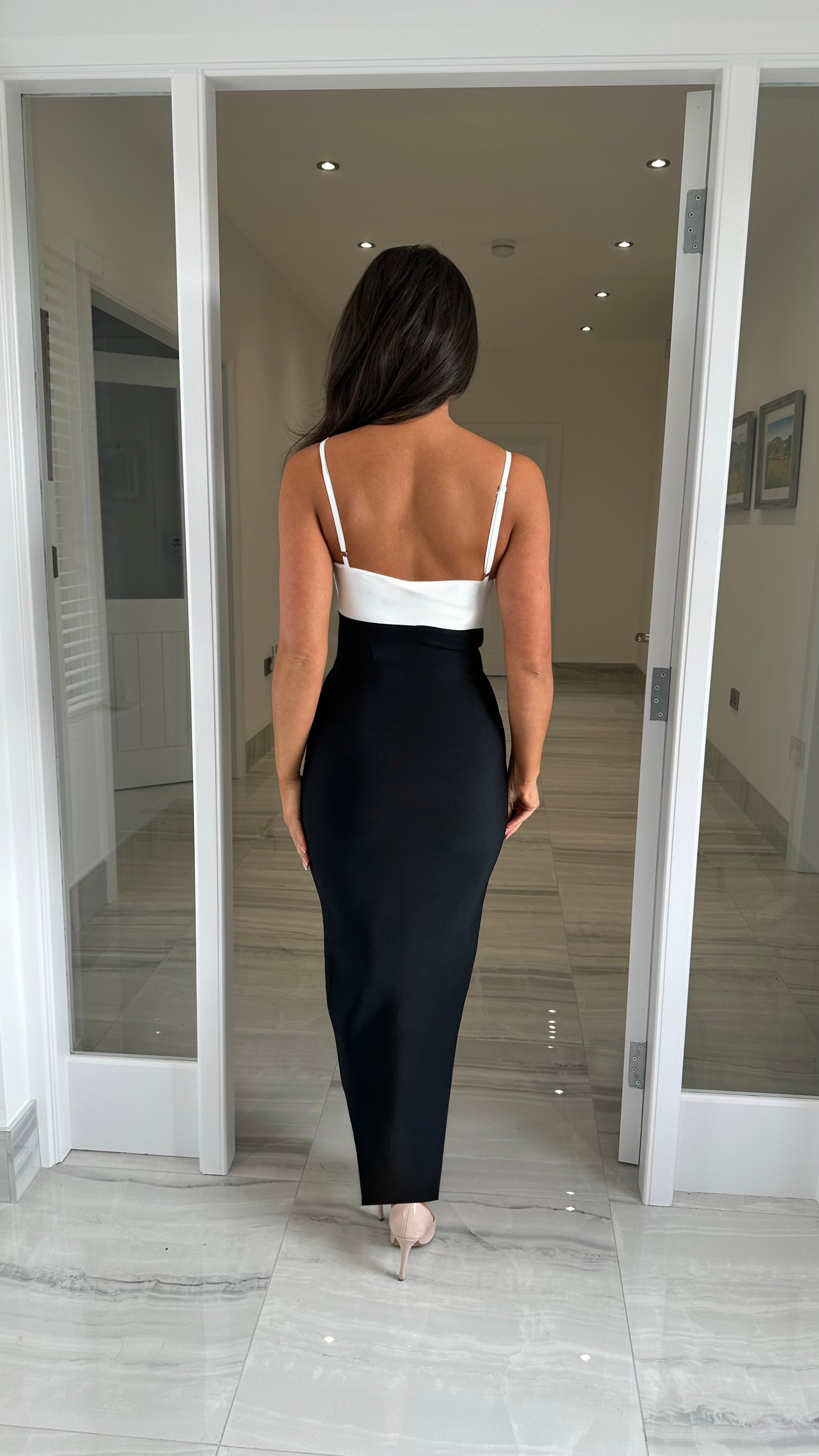 Isla Bandagekleid mit Schleife – Schwarz & Weiß