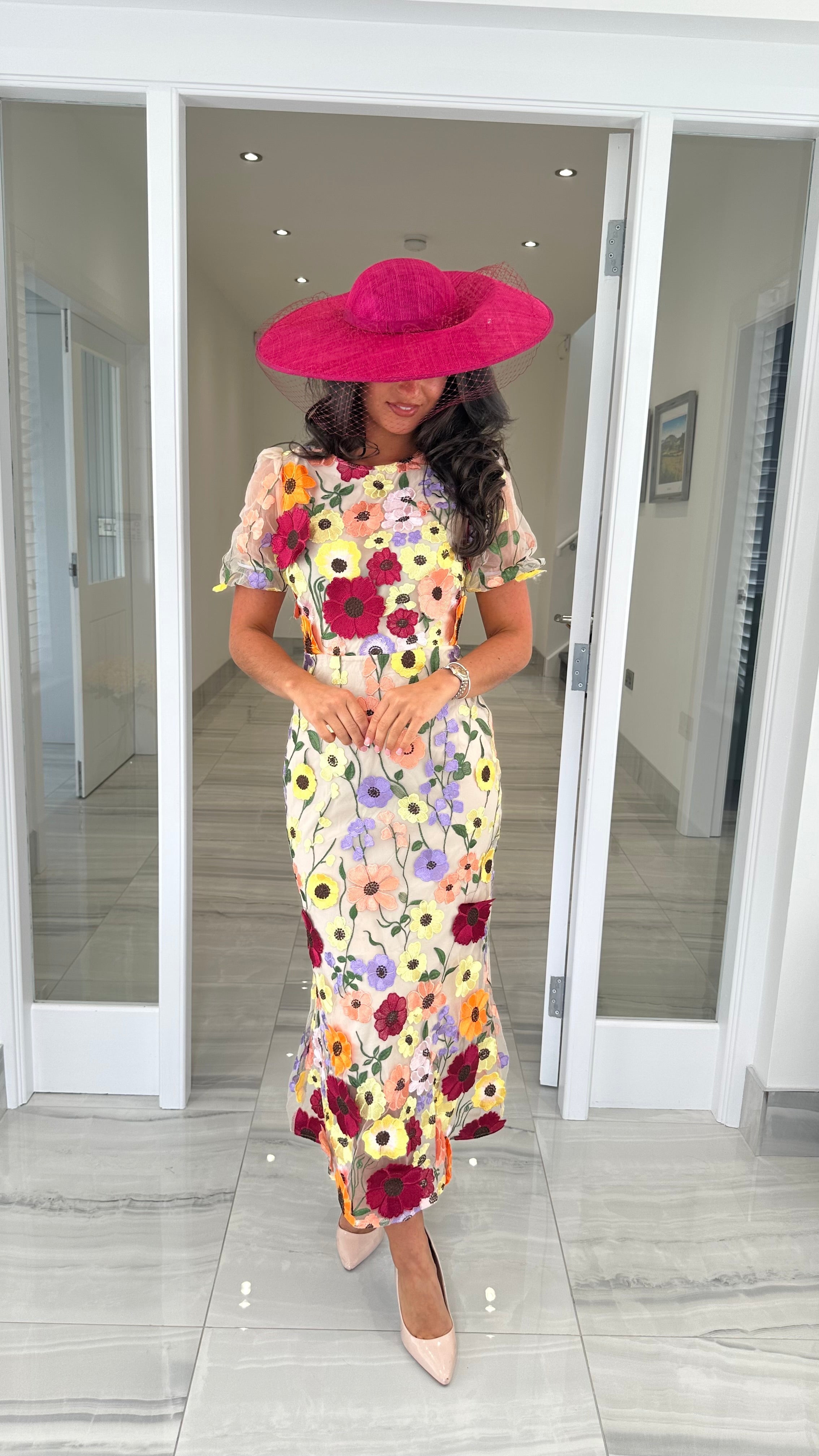 Maribel Midi-Kleid mit 3D-Blüten – Beige