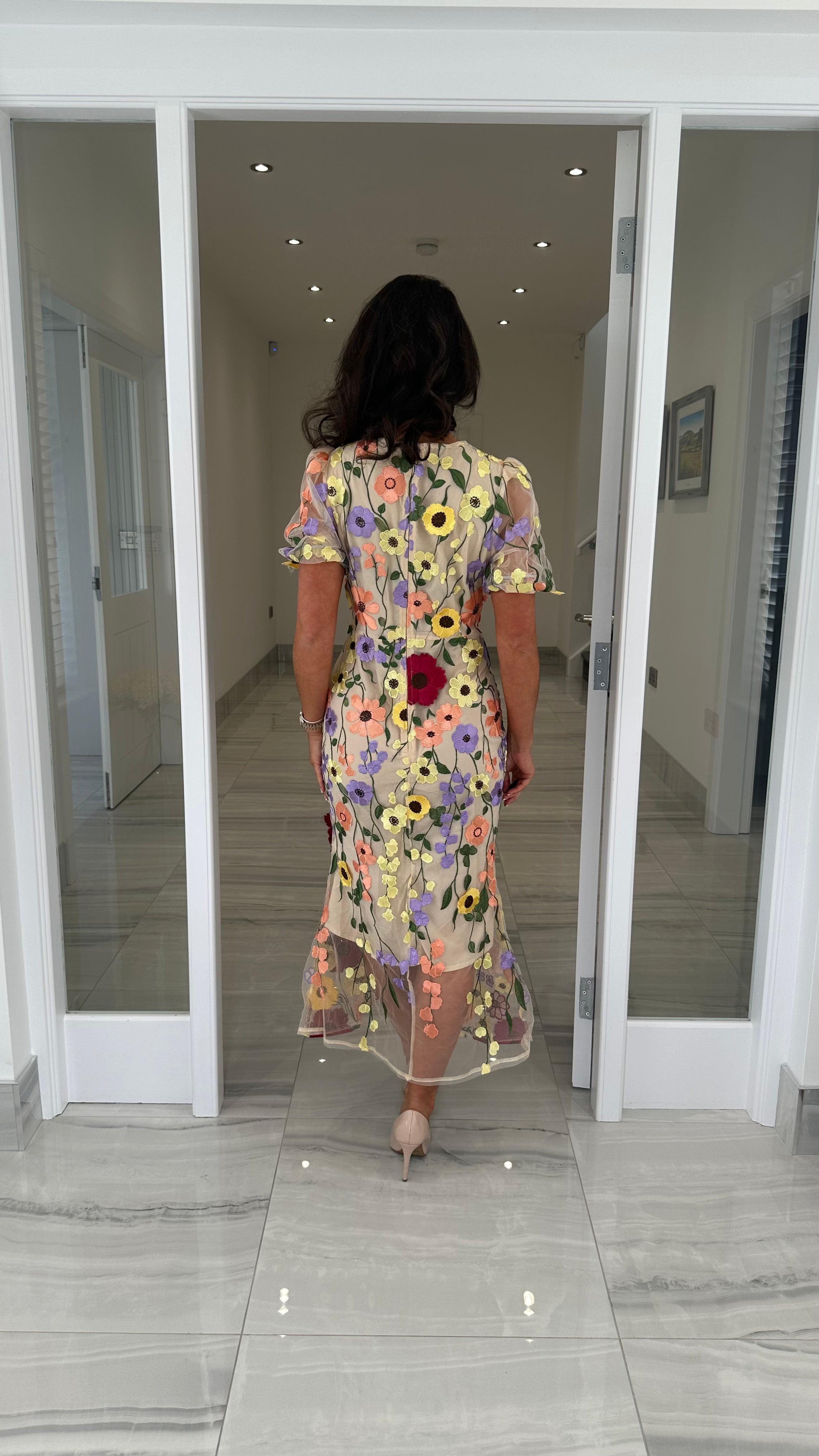 Maribel Midi-Kleid mit 3D-Blüten – Beige