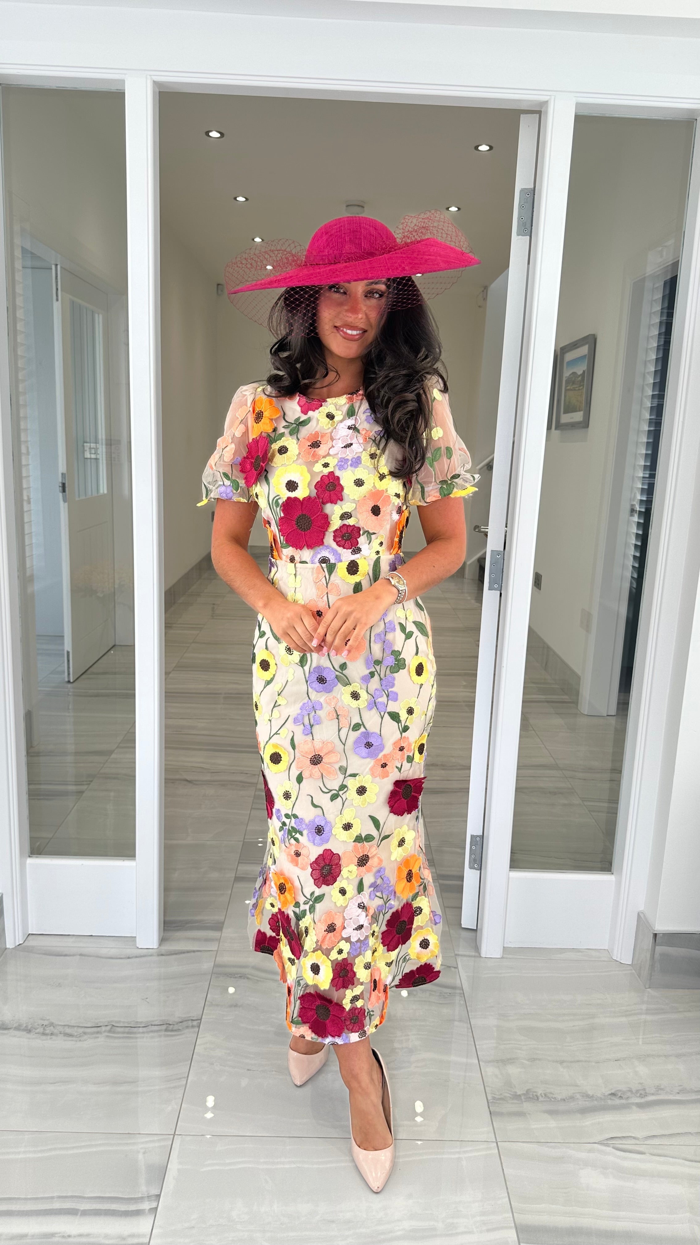 Maribel Midi-Kleid mit 3D-Blüten – Beige