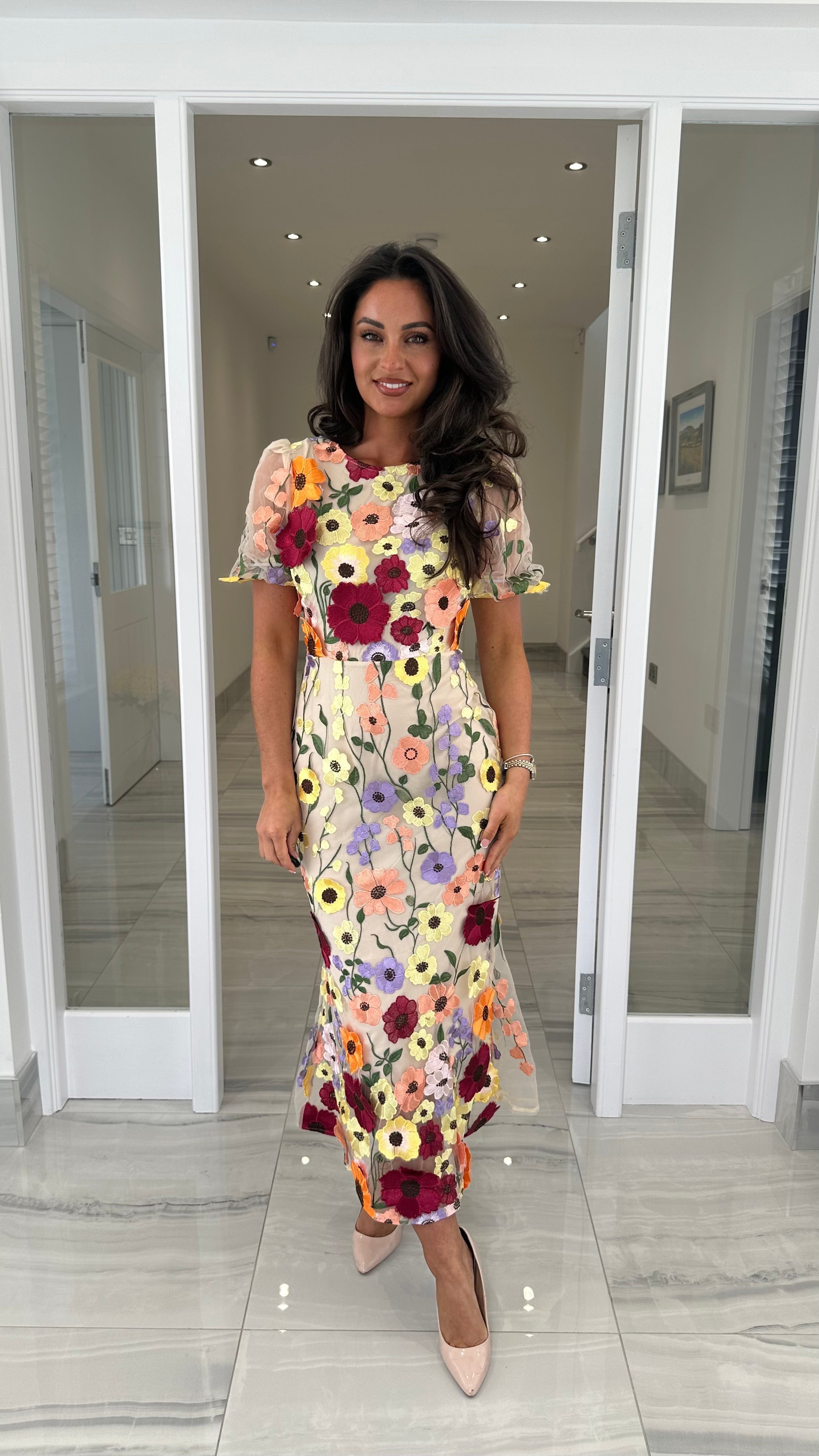 Maribel Midi-Kleid mit 3D-Blüten – Beige