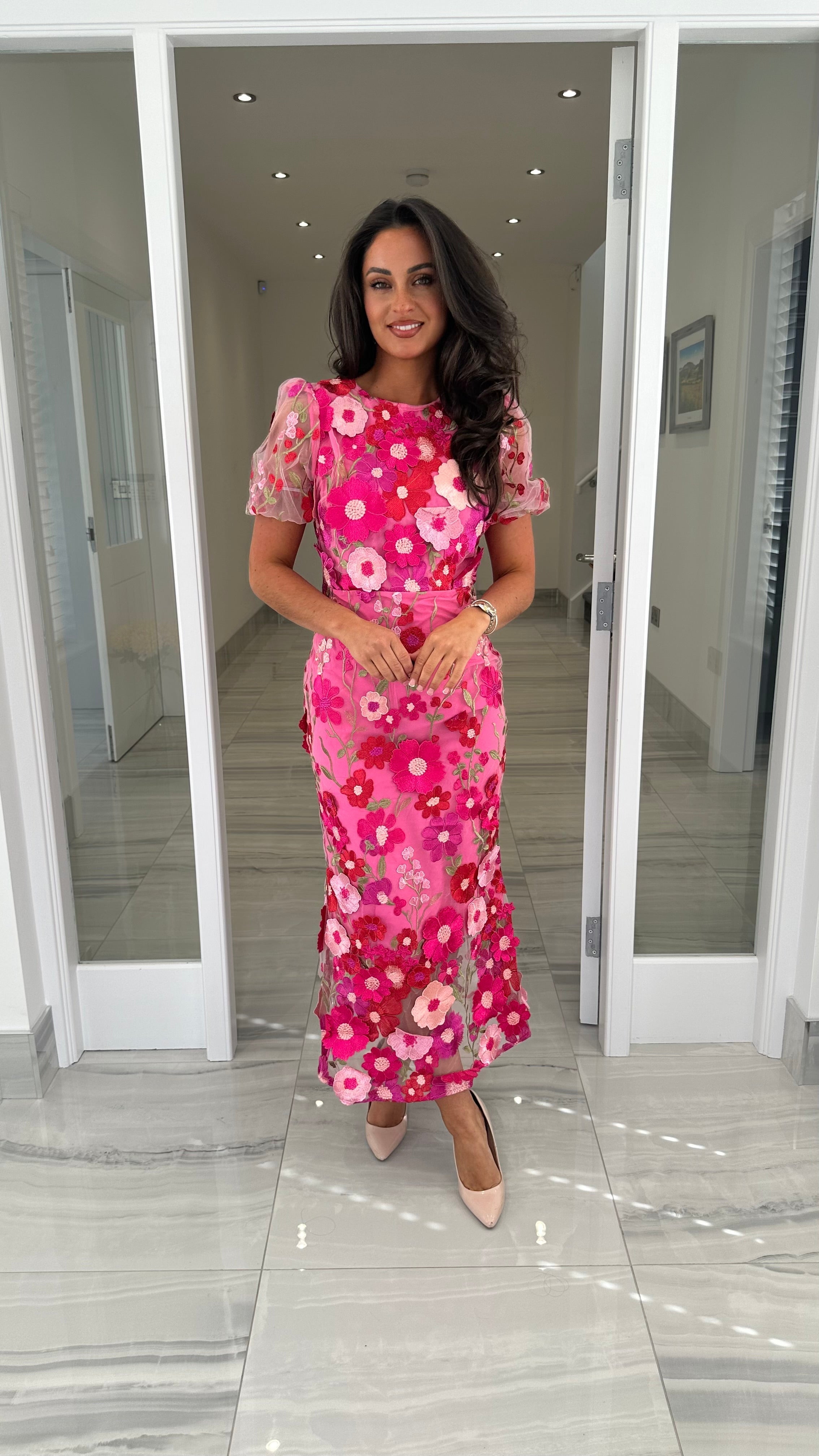 Maribel Midi-Kleid mit 3D-Blüten – Pink