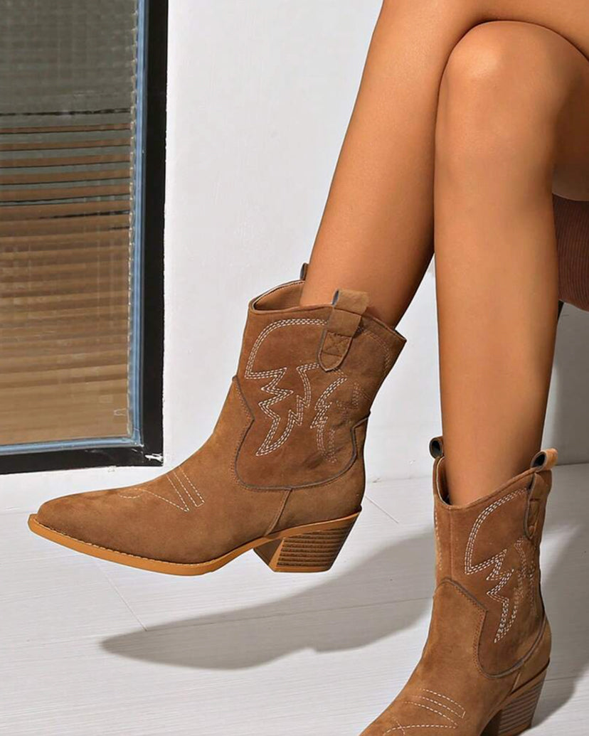 Savannah Wildleder Cowboy Ankle Boots