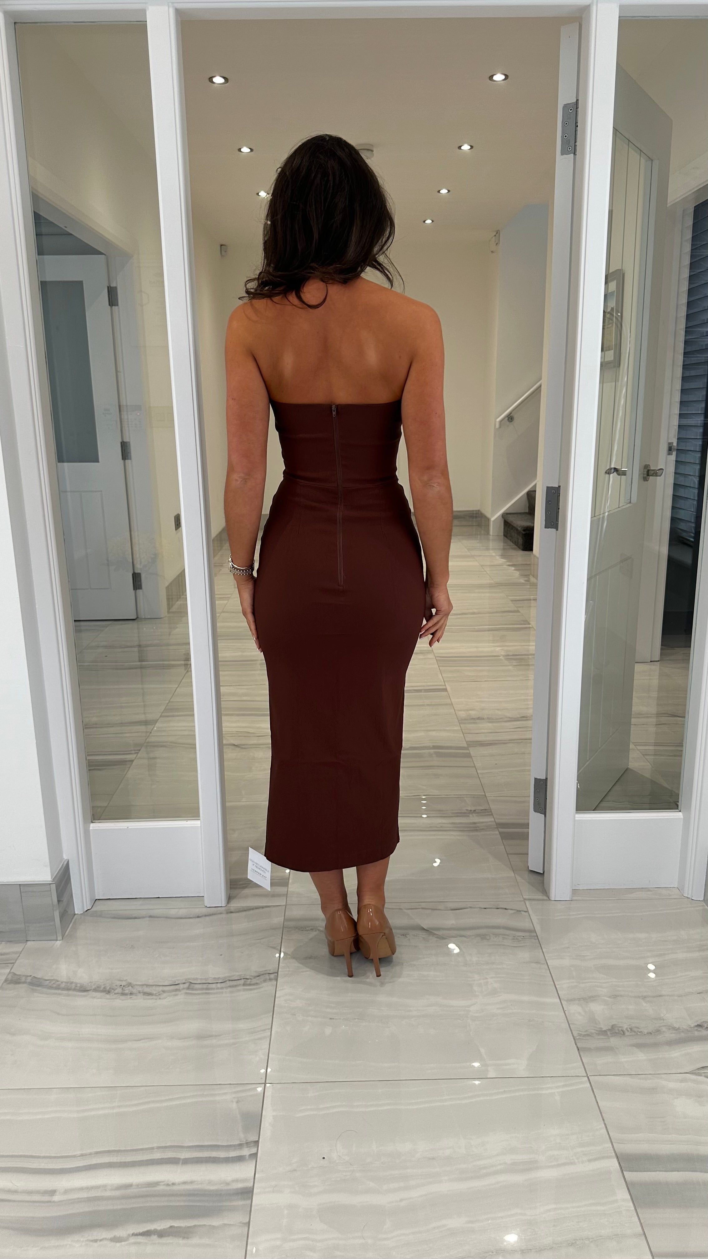 Sienna Trägerloses Midikleid – Schokolade