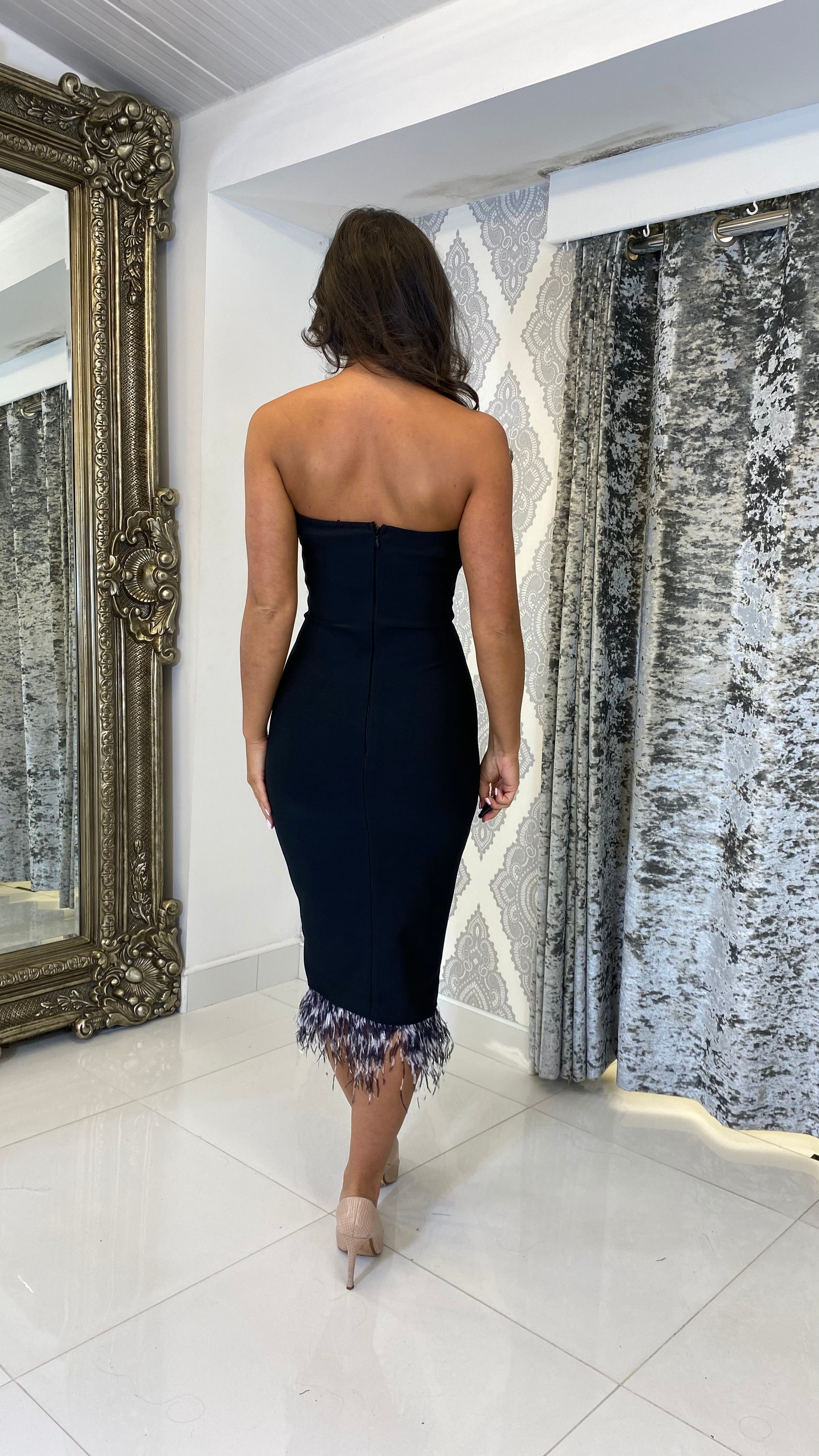 Valeria Bandagekleid mit Feder-Saum – Schwarz